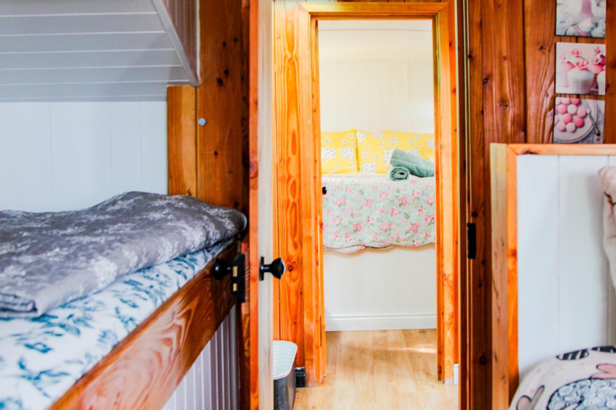 Double Decker Bus At Valentia Island Escape 호텔 Chapeltown 외부 사진