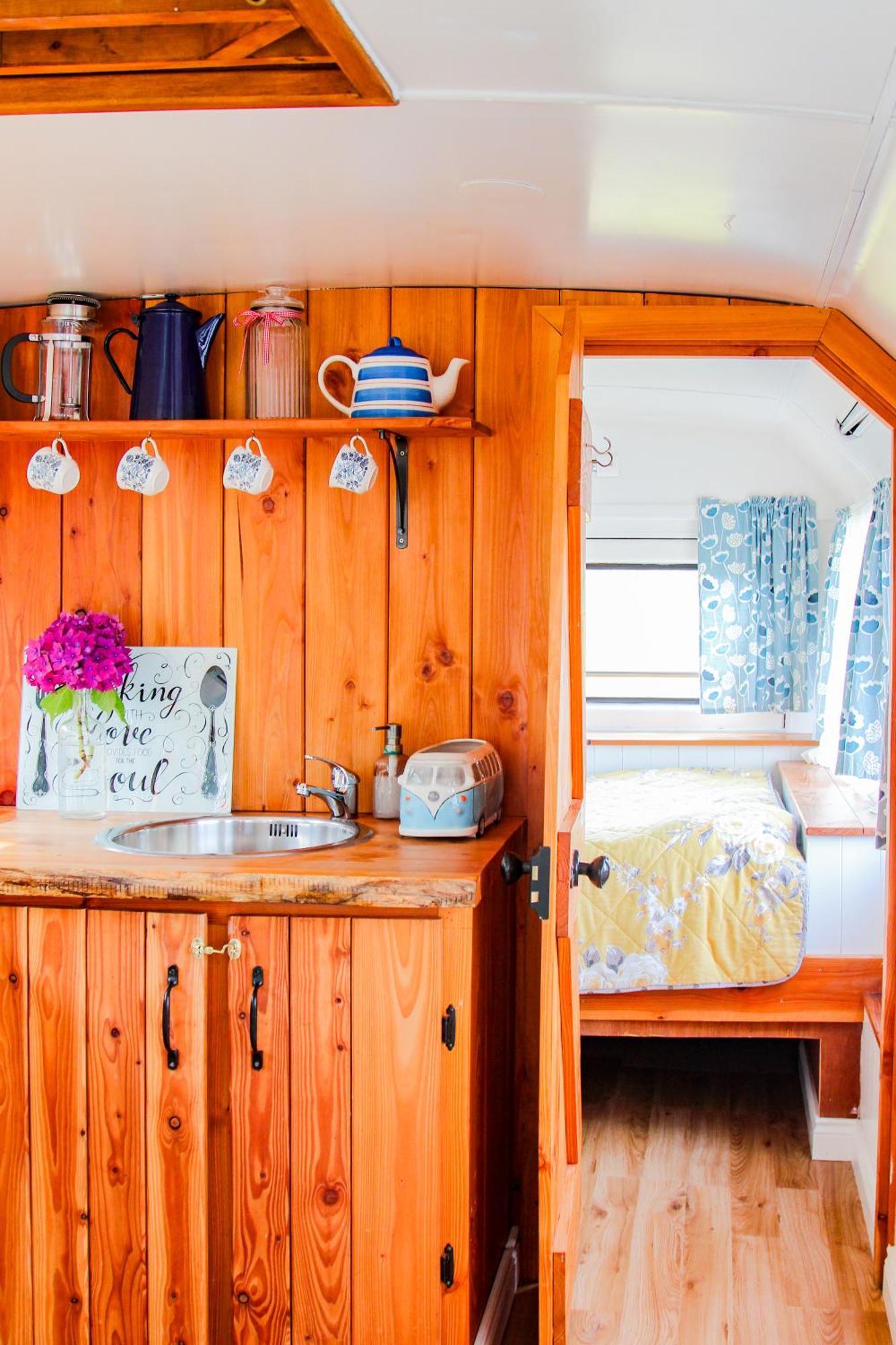 Double Decker Bus At Valentia Island Escape 호텔 Chapeltown 외부 사진