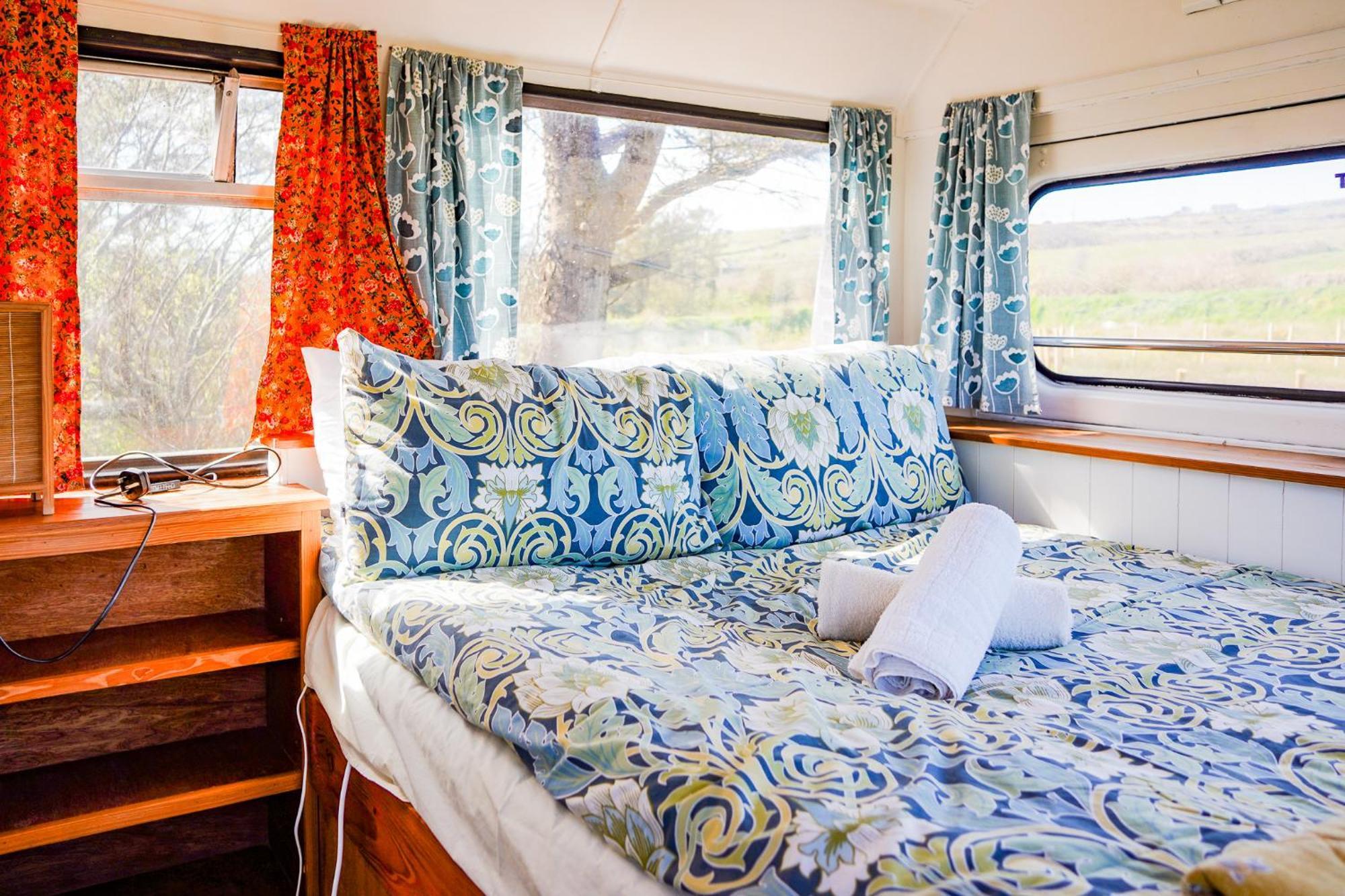 Double Decker Bus At Valentia Island Escape 호텔 Chapeltown 외부 사진