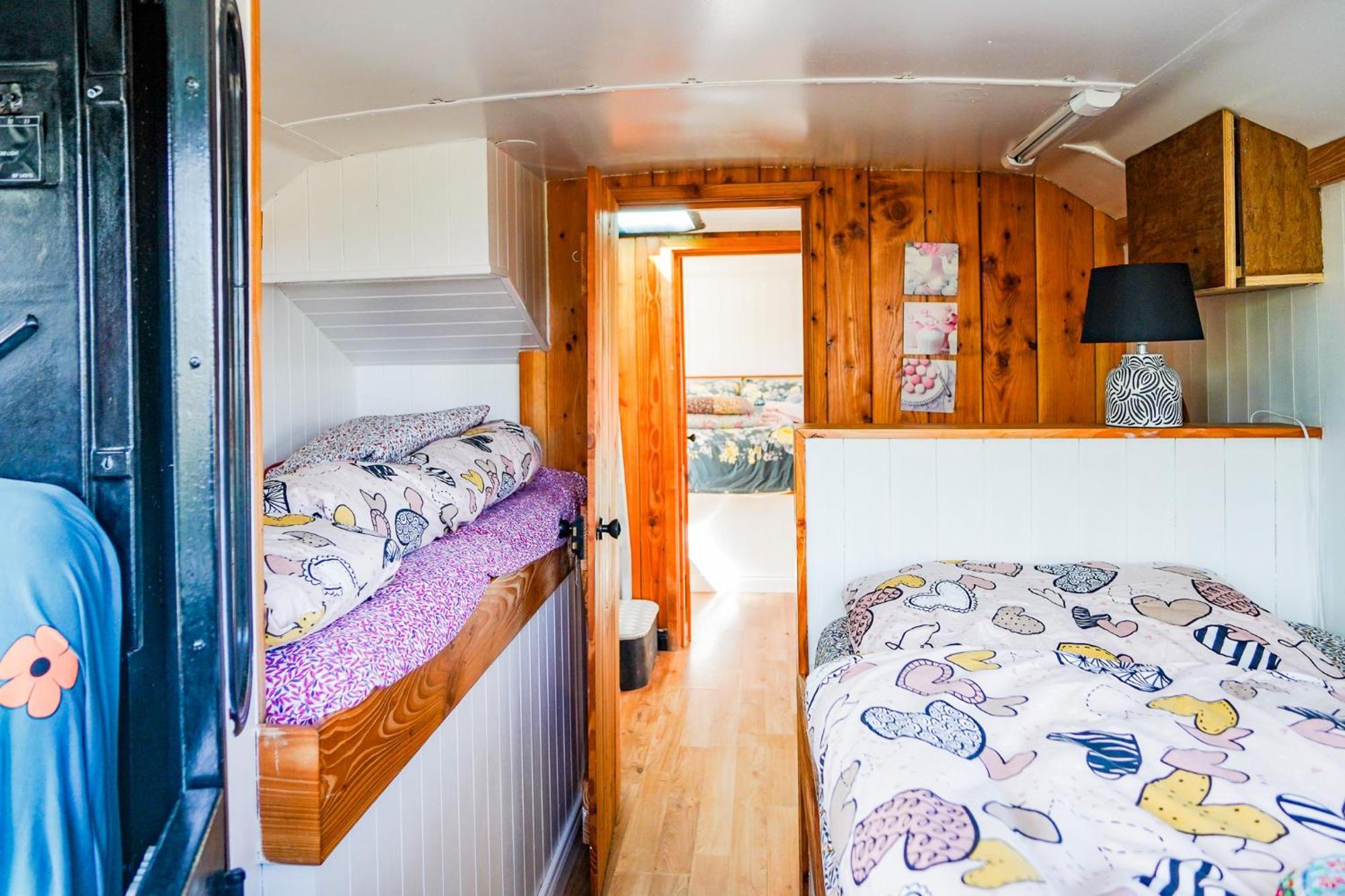 Double Decker Bus At Valentia Island Escape 호텔 Chapeltown 외부 사진